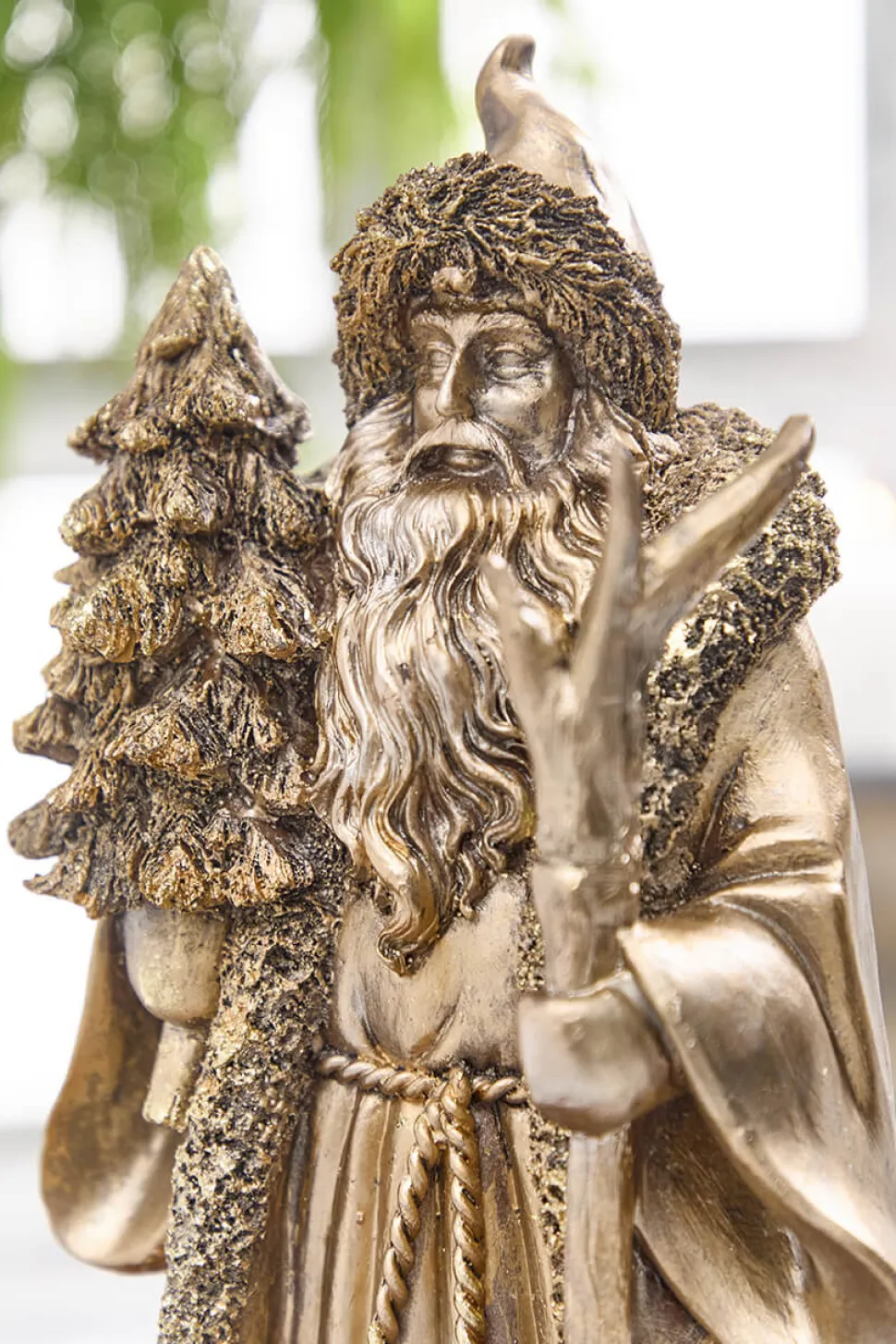 16.5" Resin Highlands Santa with Tree